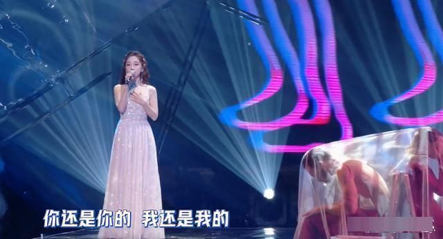 明天会更好|冯提莫变化有多大？两台跨年晚会表演多次，观众从质疑到认可