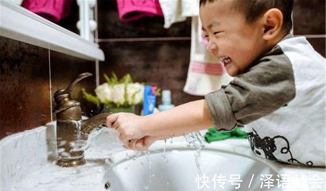 弟弟|哥哥趁爸妈不在家,准备铁锅炖弟弟,宝妈:到家就差点火了