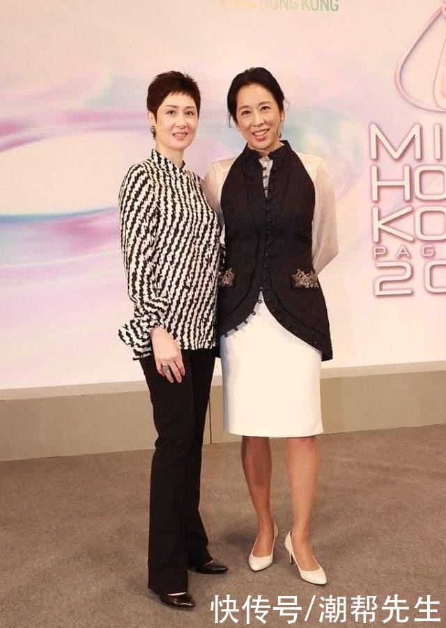 黄黑皮 朱玲玲奶奶年纪也时髦,蕾丝裙外面套马甲,有皱纹也藏不住贵妇范