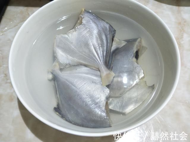 炖鱼时,先煎鱼还是先加水?教你炖鱼小妙招,鱼肉完整不碎