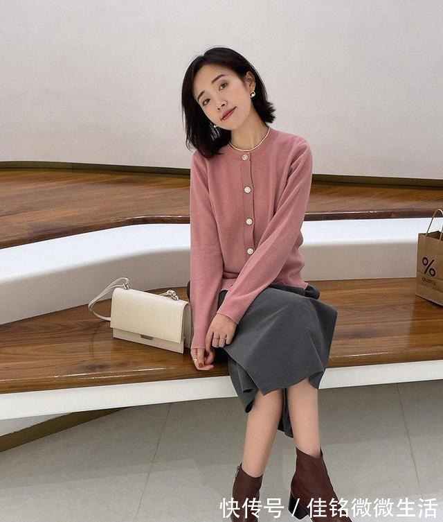 搭配 秋冬,怎么穿半身裙才洋气,搭配卫衣或者针织衫,简约洋气又优雅!