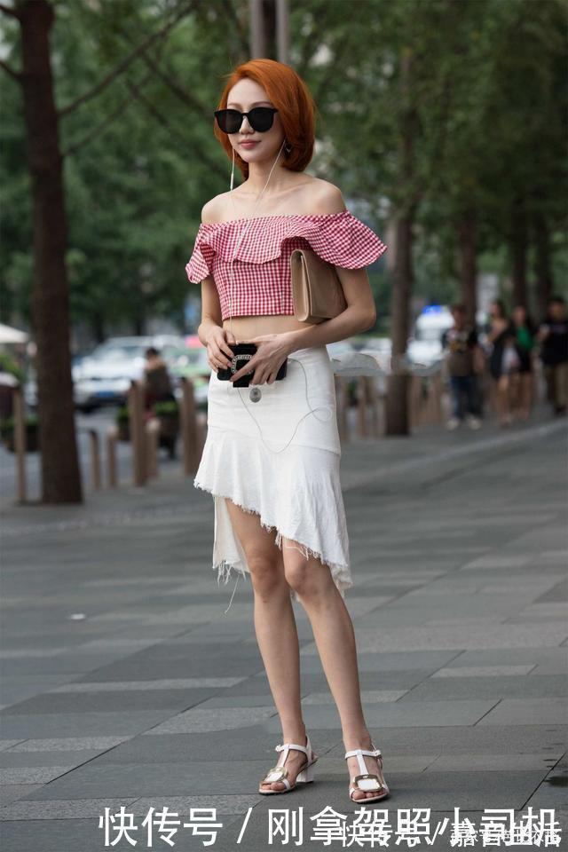 整体搭配 格子上衣,搭配一件白色裙子,气质素静温柔