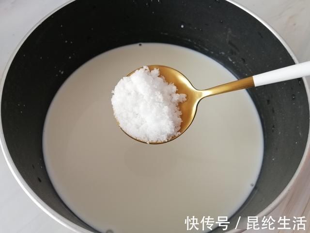 牛奶别直接喝了,加2个鸡蛋,不用烤箱不用打蛋器,出锅抢着吃