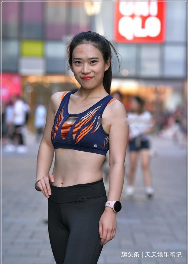 舒适|打底裤的穿搭充满自信美,感觉自己与众不同