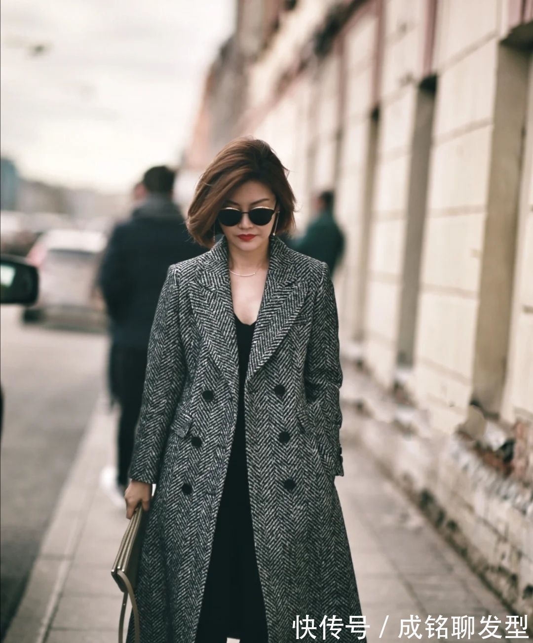 中年女人 中年女人大衣别总穿黑色!时尚这些减龄的时尚色,有女人味更有范