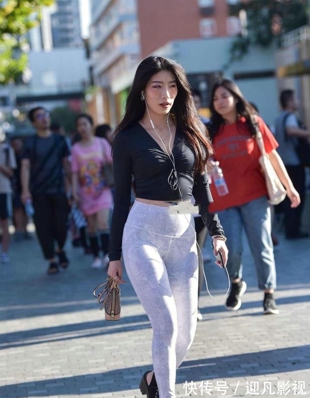 上衣 黑色上衣搭配花纹长裤,彰显自信女人魅力风采