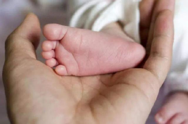 右脚印|宝宝出生后为啥要被留脚印医生不会告诉你，但父母要知道！