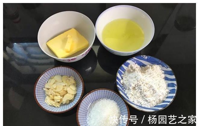 黄油|2个蛋清加1勺面粉,不用打发拌匀就能烤,一口一个嘎嘣脆,太香