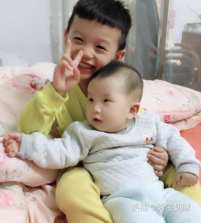 买菜|妈妈出去买菜,9岁儿子自告奋勇照顾1岁妹妹,回来后宝妈后悔了