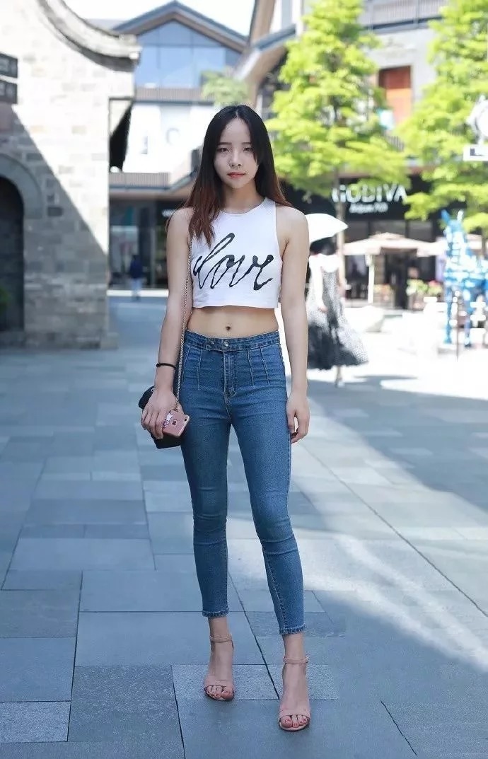 街拍:小姐姐身穿时尚潮装,显得气质干练,看上去美感十足