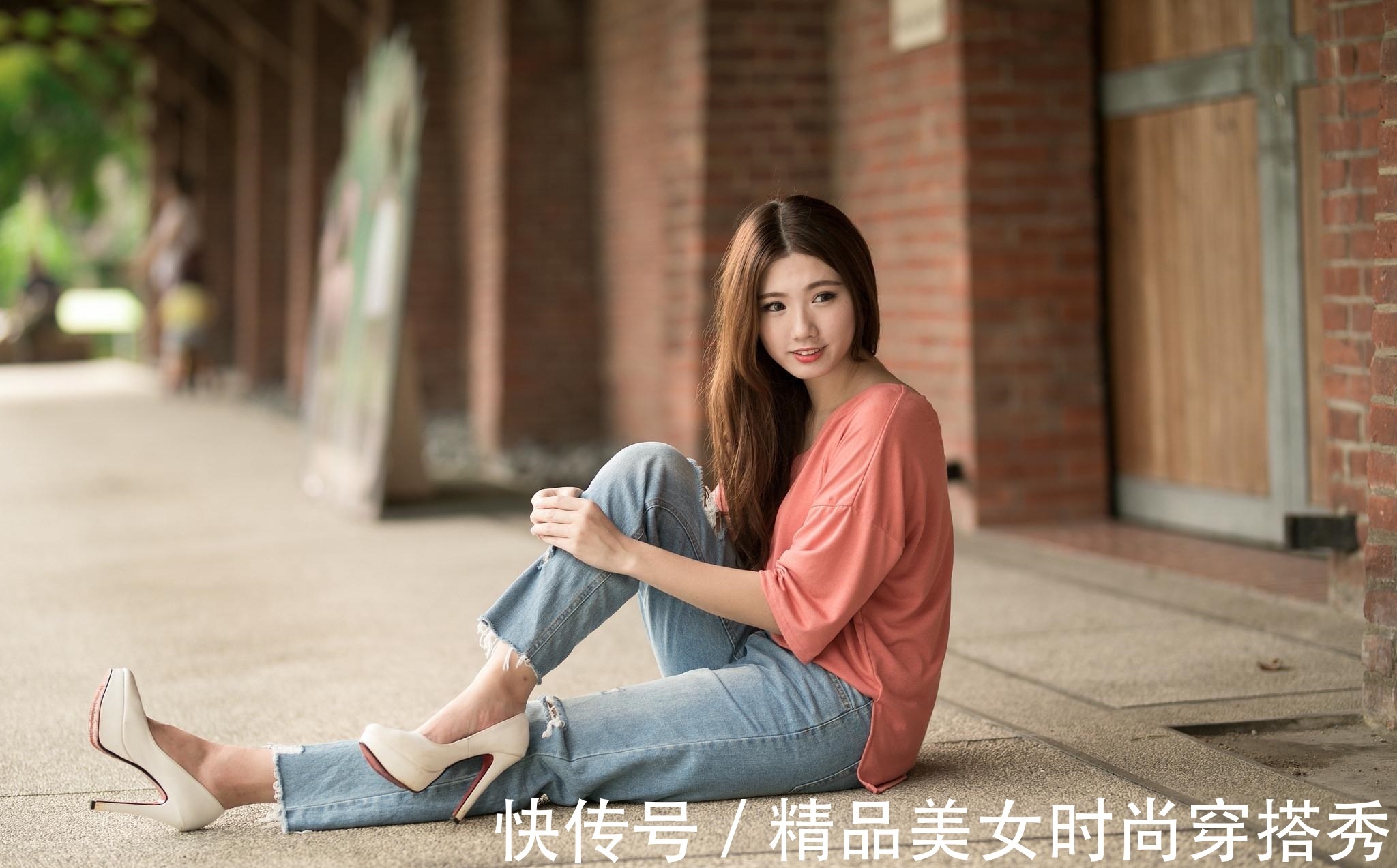休闲|休闲的穿搭莫过于牛仔裤，上搭一件西瓜粉色T恤，休闲又舒适