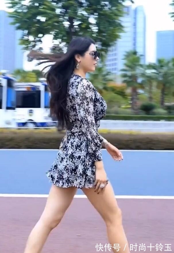 高跟鞋|碎花雪纺裙看似随性,一般人驾驭不了,主要还是看气质