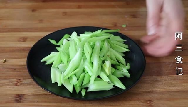  放到|年夜饭芹菜这样做，入味下饭又解馋，比肉还香，做一锅上桌就扫光