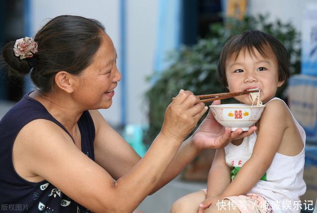 “最委屈”宝宝火了，孩子还在运气，生日蜡烛却已被奶奶抢先吹灭