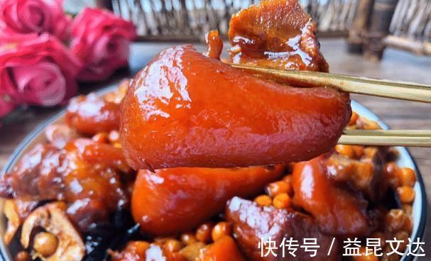 炖猪蹄，厨师长教你“2多3少”，保证软烂鲜香不油腻，一点也不腥