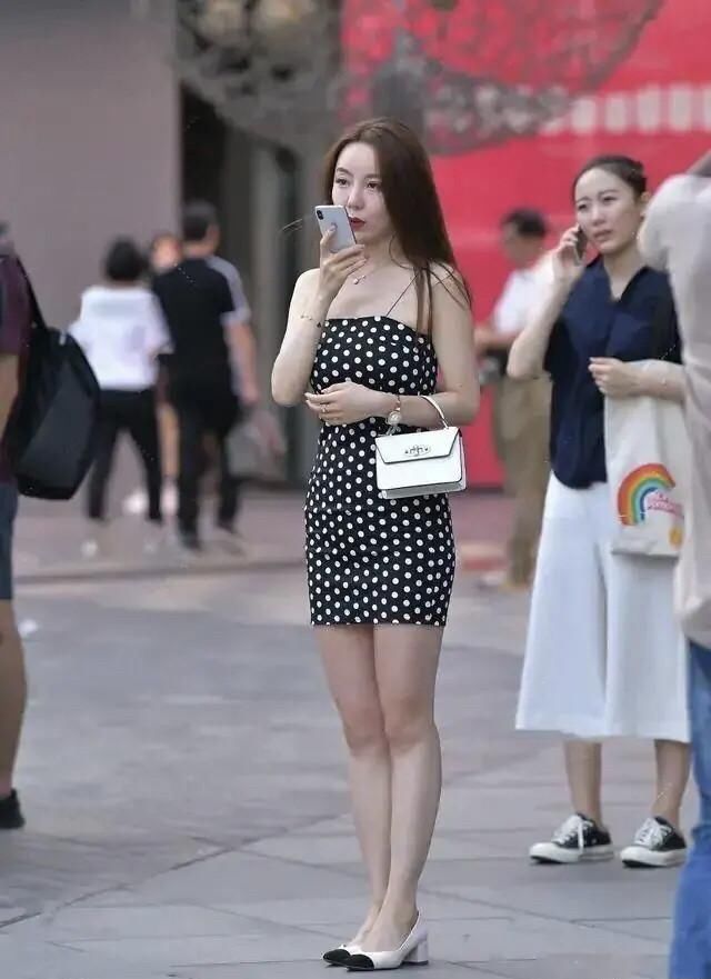 今春火了一款“波点裙”，只要搭配得当，时尚优雅又显气质！