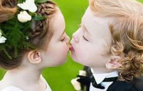 笑笑|妈,有小男孩亲我一下”,两个妈妈不同回答,让孩子的人生不同