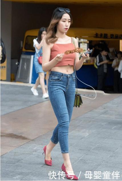 粉红针织吊带搭配浅蓝色紧身牛仔裤,时尚修身,尽显苗条身材