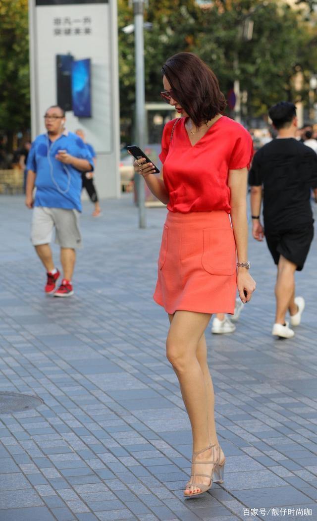 火红V领衬衫大胆搭配红色短裙，好看时尚，青春靓丽！