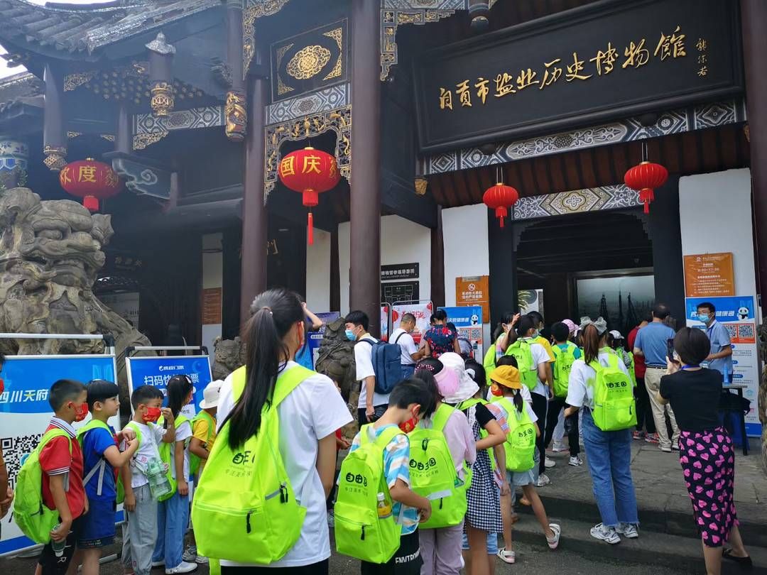 中华彩灯大世界|彩灯恐龙两大景区游客破万 国庆长假第二天自贡星级饭店主城区入住率达83%