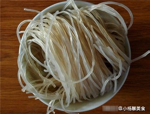 想吃酸辣粉不用买，在家5块钱做2碗，酸辣解馋，还干净卫生！