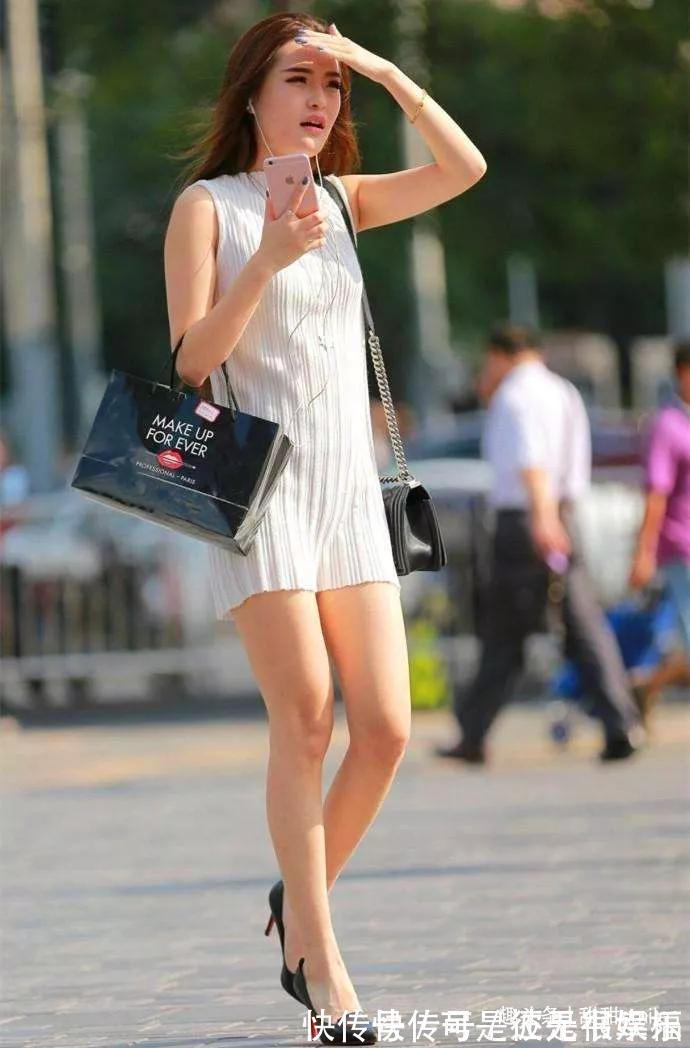 高跟鞋 美女脚上搭配上一双尖头的高跟鞋,走在路上能够散发出无限的魅力