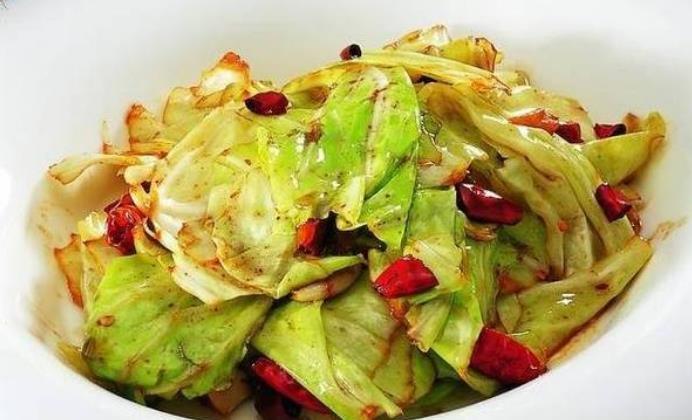 手撕包菜|做手撕包菜，下锅前多做一步，包菜脆嫩又入味，不怕炒不好