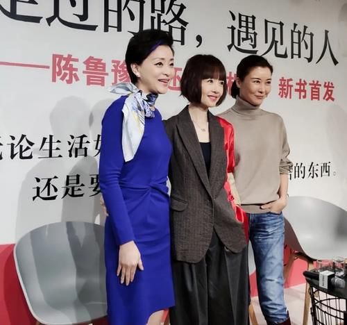 52岁杨澜打扮真时髦，穿蓝色长裙身材没发福，扎丝巾满是贵妇感