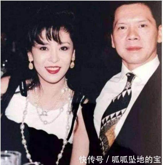 向太新年也换发型，烫“泡面头”配圆脸显贵气，阔太太也是洋气人