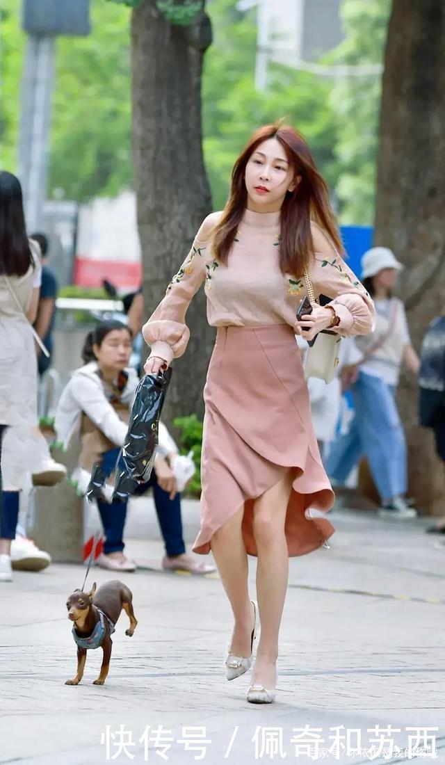 知性|针织衫与高腰半身裙的搭配,知性优雅之间,时尚又减龄