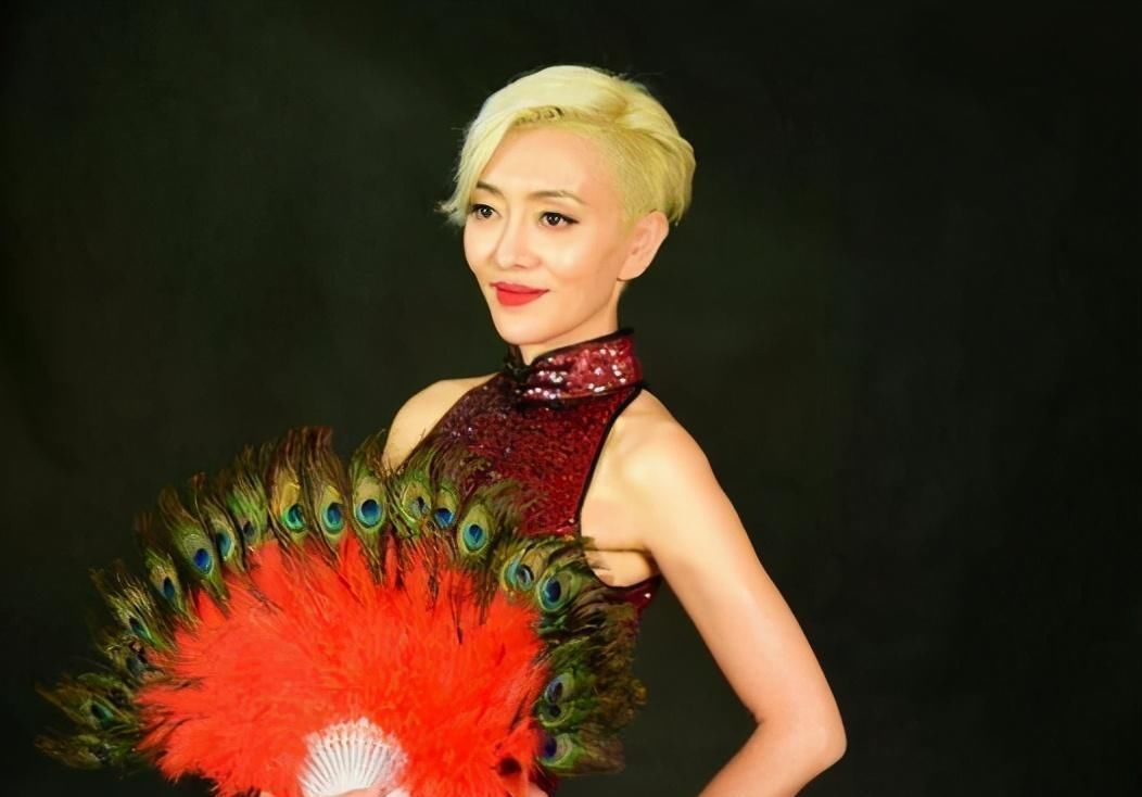 张丽|顶着梅艳芳的“脸”四处赚钱,活在他人光环之下,还有自我吗?