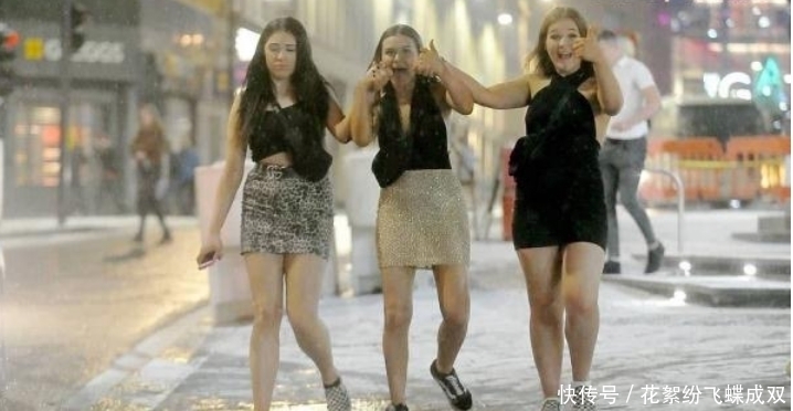 零下3度雪夜老爷们都裹成粽子,英国众美女