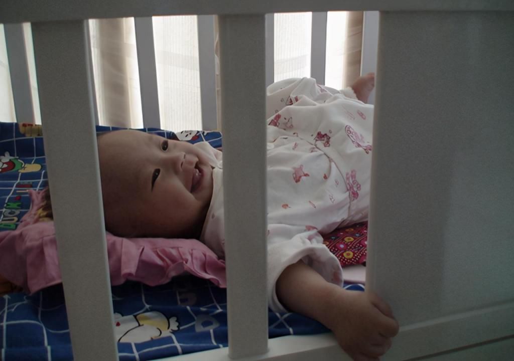 宝宝|金牌保姆一抱孩子就哭,宝妈百思不得其解,安了监控才得知真相