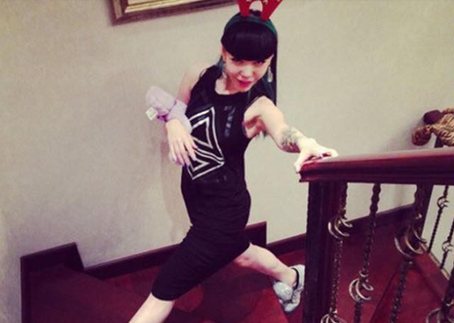 小魔女 走进吴莫愁现实中的家,餐厅是要当会议室用两排座椅能坐几十人