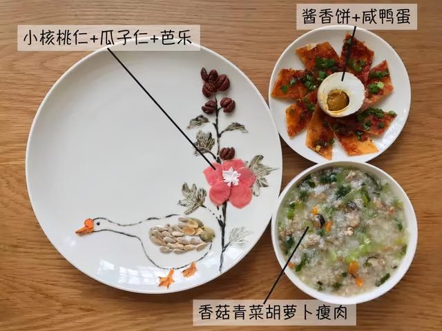 冬日暖暖的早餐:酱香饼、咸鸭蛋,搭配香菇瘦肉粥
