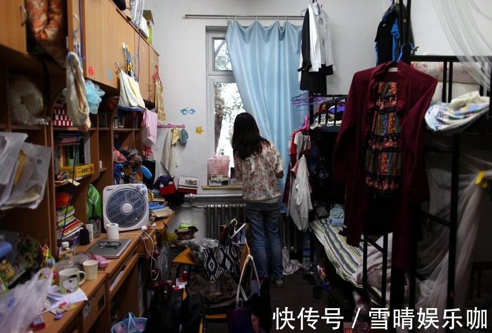 人工作|女大学生因“懒”出名,自制“零食帘”吃喝在床上,臭袜子攒一盆