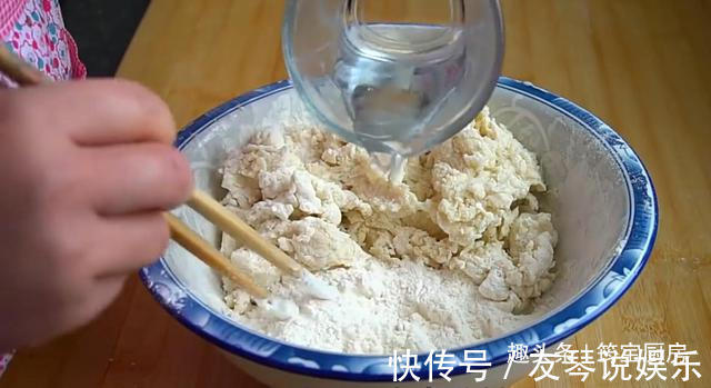 做孩子更易消化的烫面饼,柔软又筋道,筠宝一口气吃三块