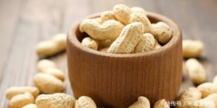 花生是长生果，也是催命符！尤其是这4种人，越吃越伤身！