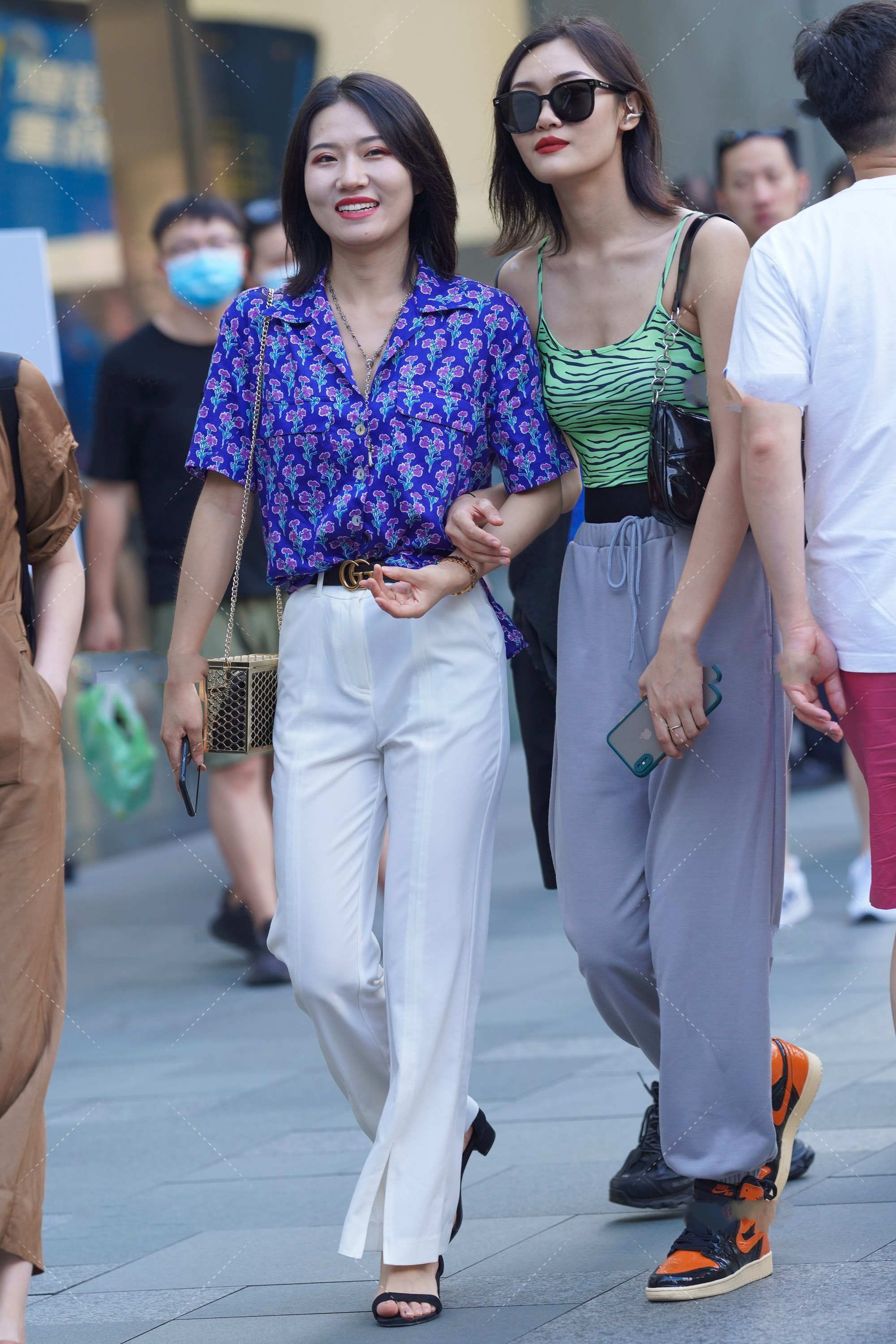 蓝色碎花上衣搭配纯白色设计感裤子，港风味十足，帅气又有个性