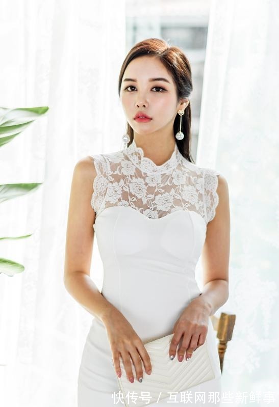 女人味 白色的连衣裙简约时尚,脚上一双高跟鞋,简约大方又不失女人味!