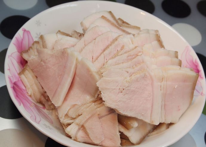 炒回锅肉，肉焯水后直接下锅炒就错了，厨师教一招，香嫩好吃不油