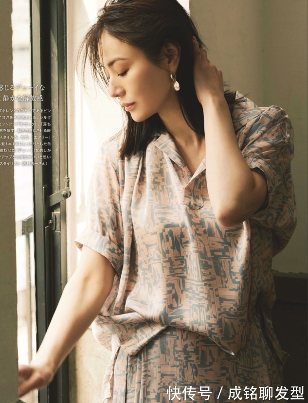 银色系|奔五奔六的女人别总穿深色衣服，试试这些亮色穿搭，时髦更显年轻