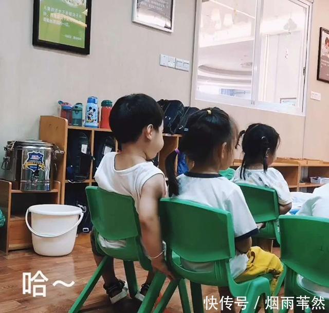 萌翻|熊孩子偷偷与女同桌“勾肩搭背”,被老师发现后羞涩模样萌翻网友