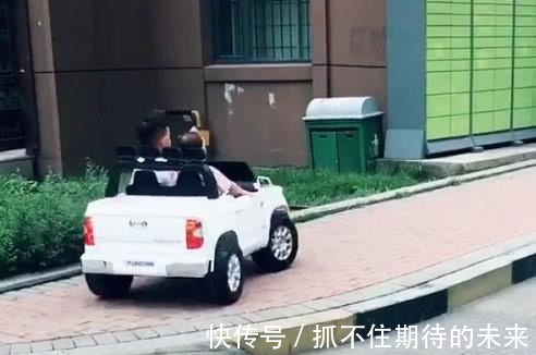 快递|霸道哥哥开“敞篷车”带妹妹取快递火了,主要副驾驶还有个“妞”