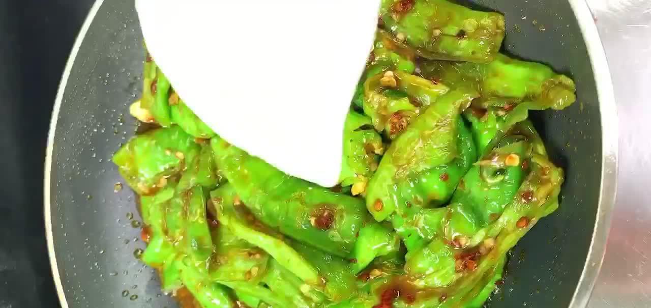 虎皮青椒的做法,香辣脆爽好吃不油腻,和米饭搭配拿肉都不换