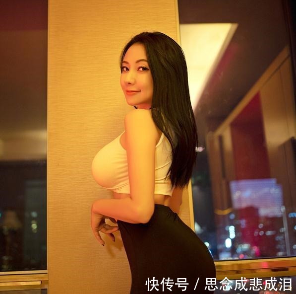 穿搭|网红模特新搭配,上半身运动装下半身职业装,网友走路不累吗