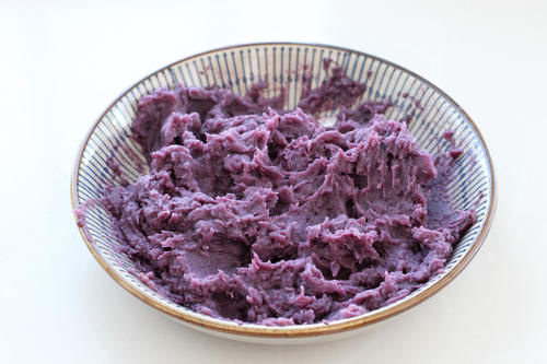 山药加紫薯做成松软小饼，营养翻倍有益身体健康，比包子馒头简单