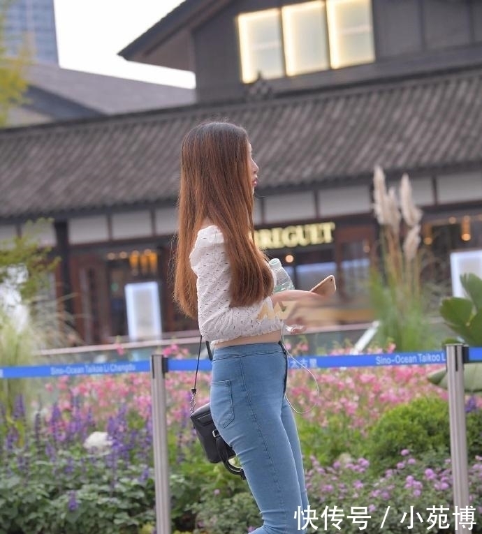 展现|紧身裤都救不了“塌臀”,大神穿低腰,肚脐以下都是腿