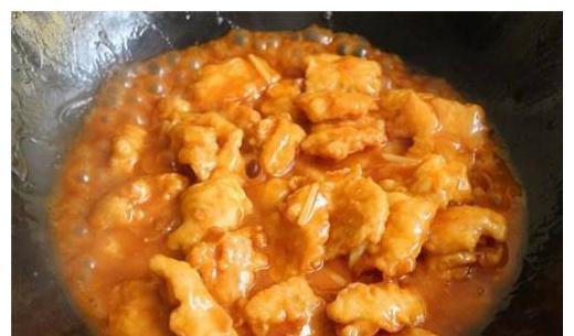 它是地道东北名菜,色泽金黄,口味酸甜,用来宴客很有面子!