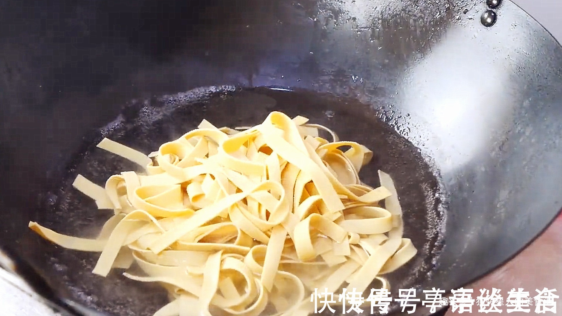 凉拌菜|2张豆腐皮，1把粉条，入锅加水一煮，鲜香味美，出锅连汤汁都不剩